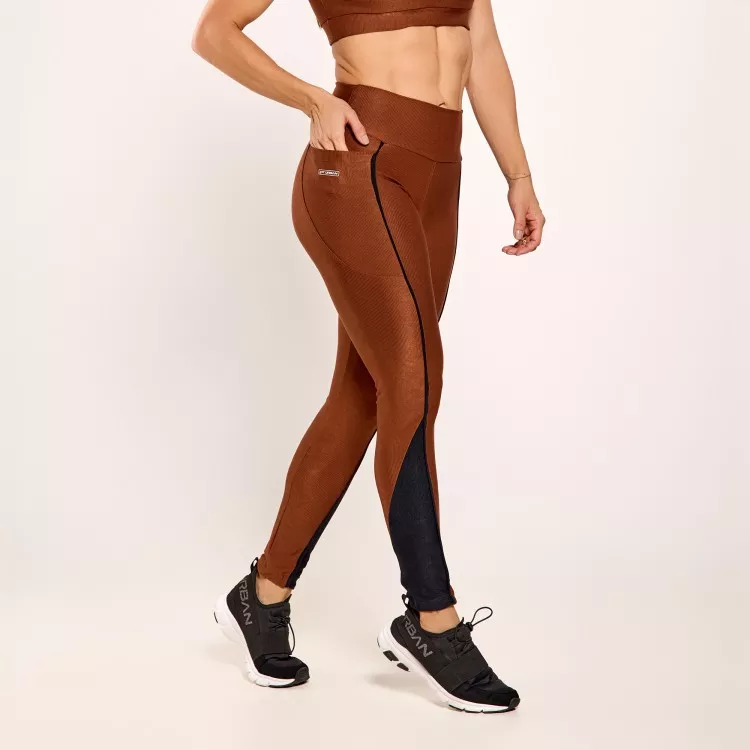Calça Legging Micro Canelada Café com Bolso e Recortes Pretos