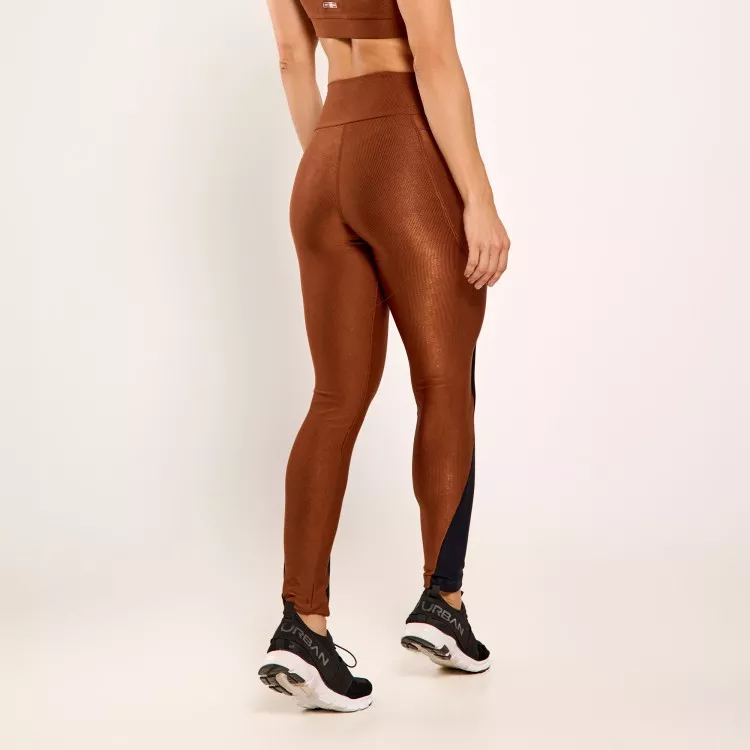 Calça Legging Micro Canelada Café com Bolso e Recortes Pretos
