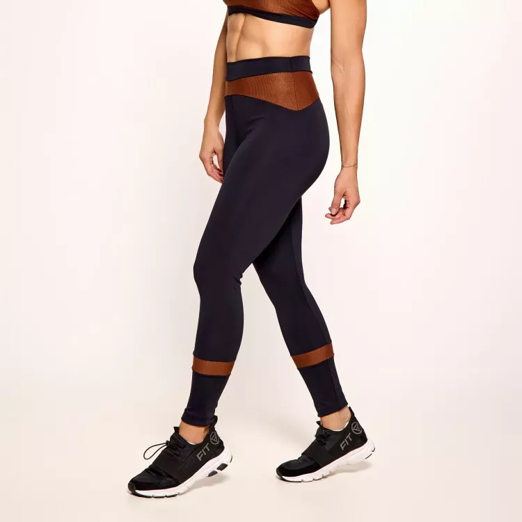 Calça Legging Poliamida Preta com Recorte de Montaria Café