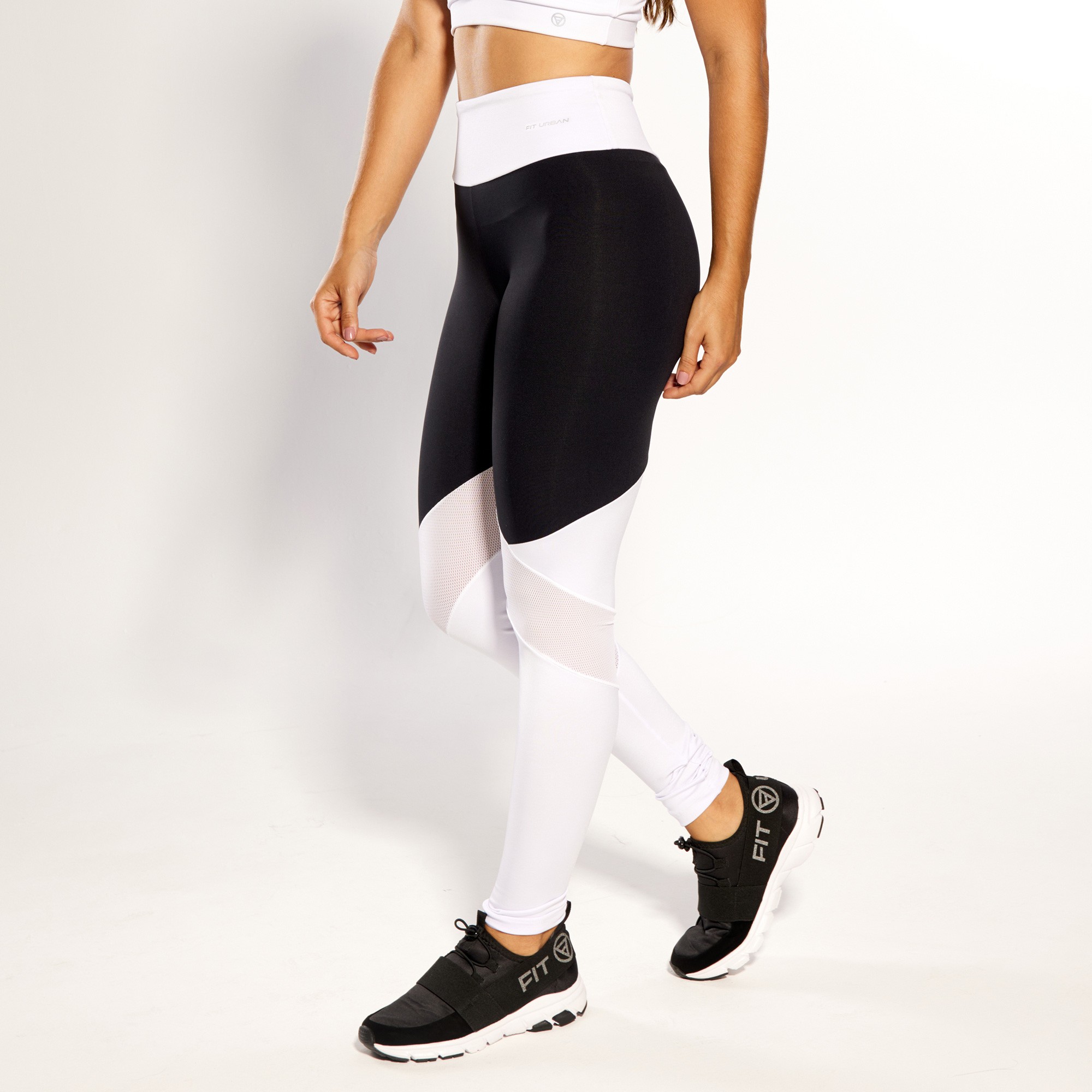 Calça Legging Poliamida Preta Brilhosa Com Recorte Branco e Azul