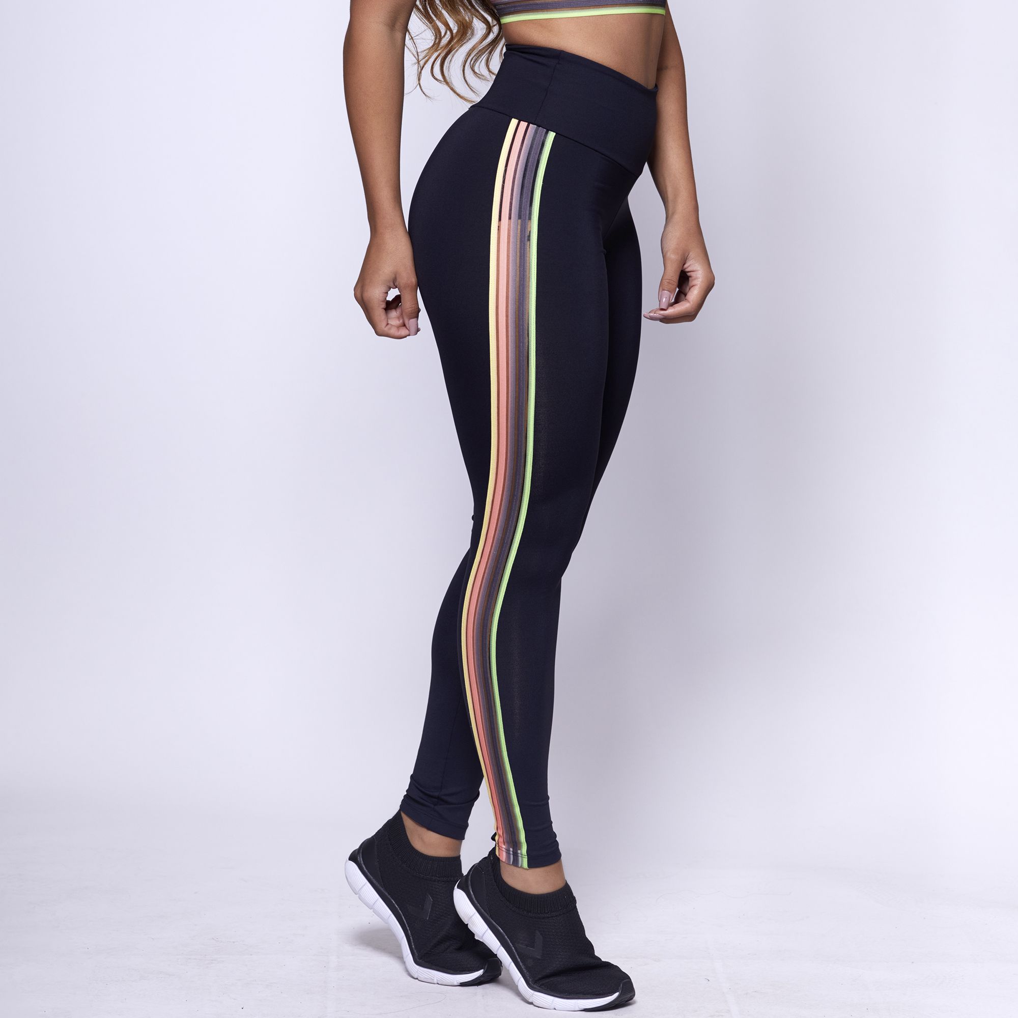 calça legging preta com listra na lateral