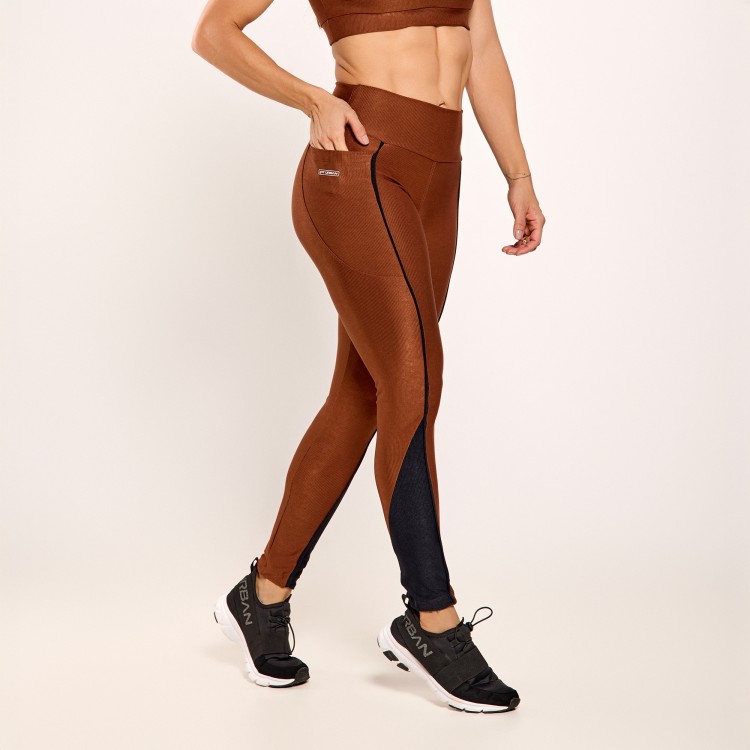 Calça Legging Micro Canelada Café com Bolso e Recortes Pretos
