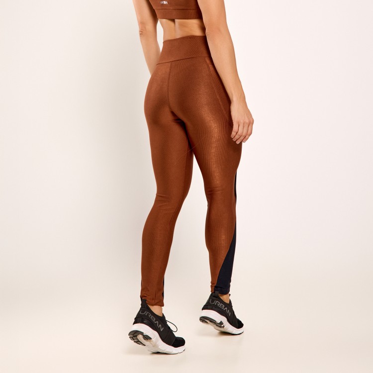 Calça Legging Micro Canelada Café com Bolso e Recortes Pretos